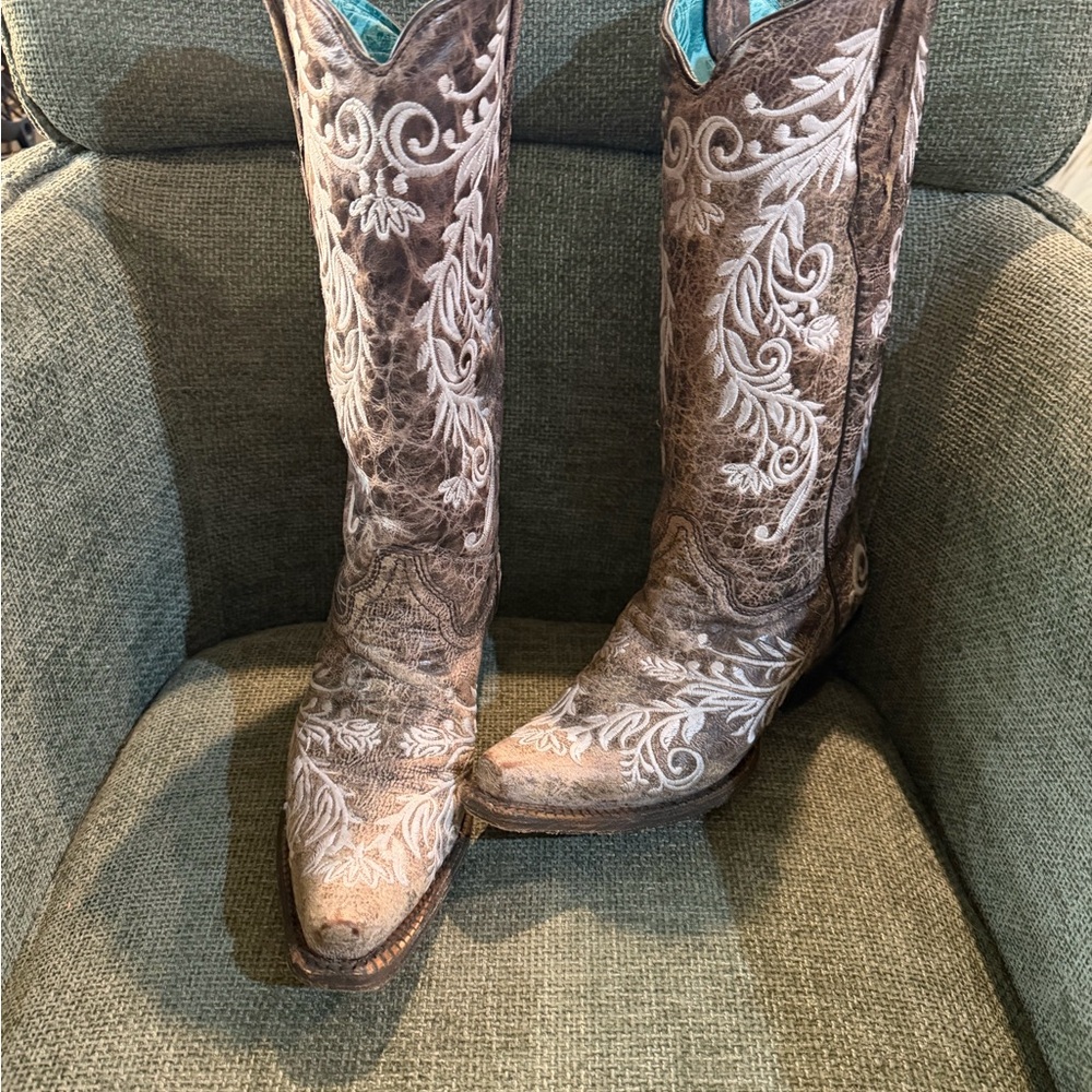 Corral Brown Western Boots with White Embroidery